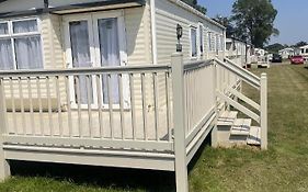 Stunning 3-Bed Caravan In Clacton-On-Sea