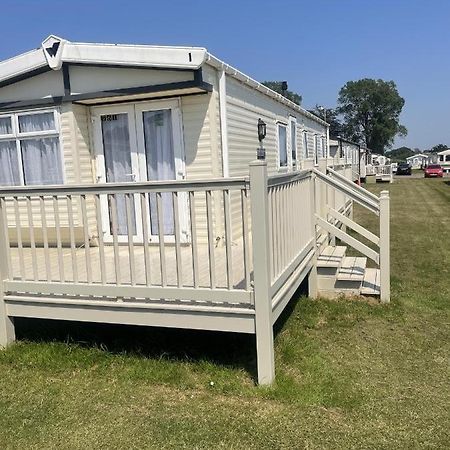Stunning 3-Bed Caravan In Clacton-On-Sea Exterior photo