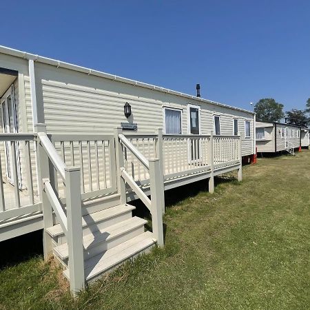 Stunning 3-Bed Caravan In Clacton-On-Sea Exterior photo