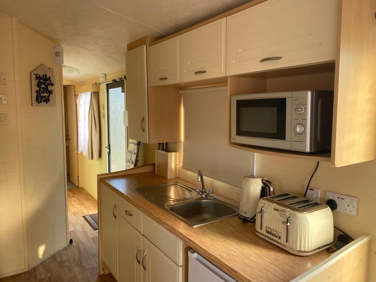 Stunning 3-Bed Caravan In Clacton-On-Sea Exterior photo