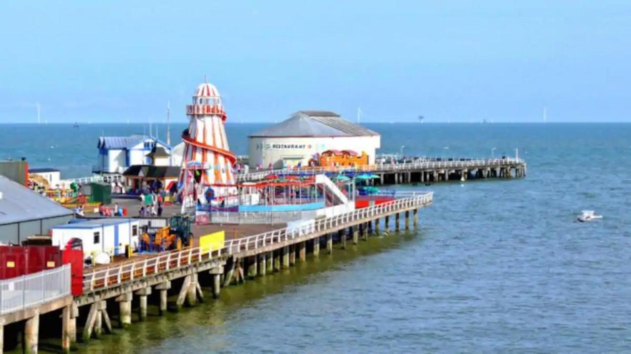 Stunning 3-Bed Caravan In Clacton-On-Sea Exterior photo