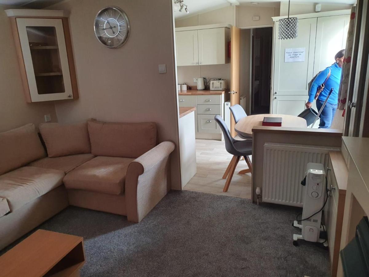 Stunning 3-Bed Caravan In Clacton-On-Sea Exterior photo