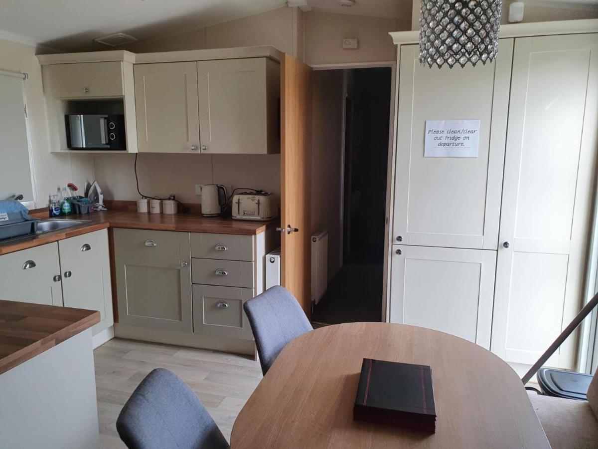 Stunning 3-Bed Caravan In Clacton-On-Sea Exterior photo
