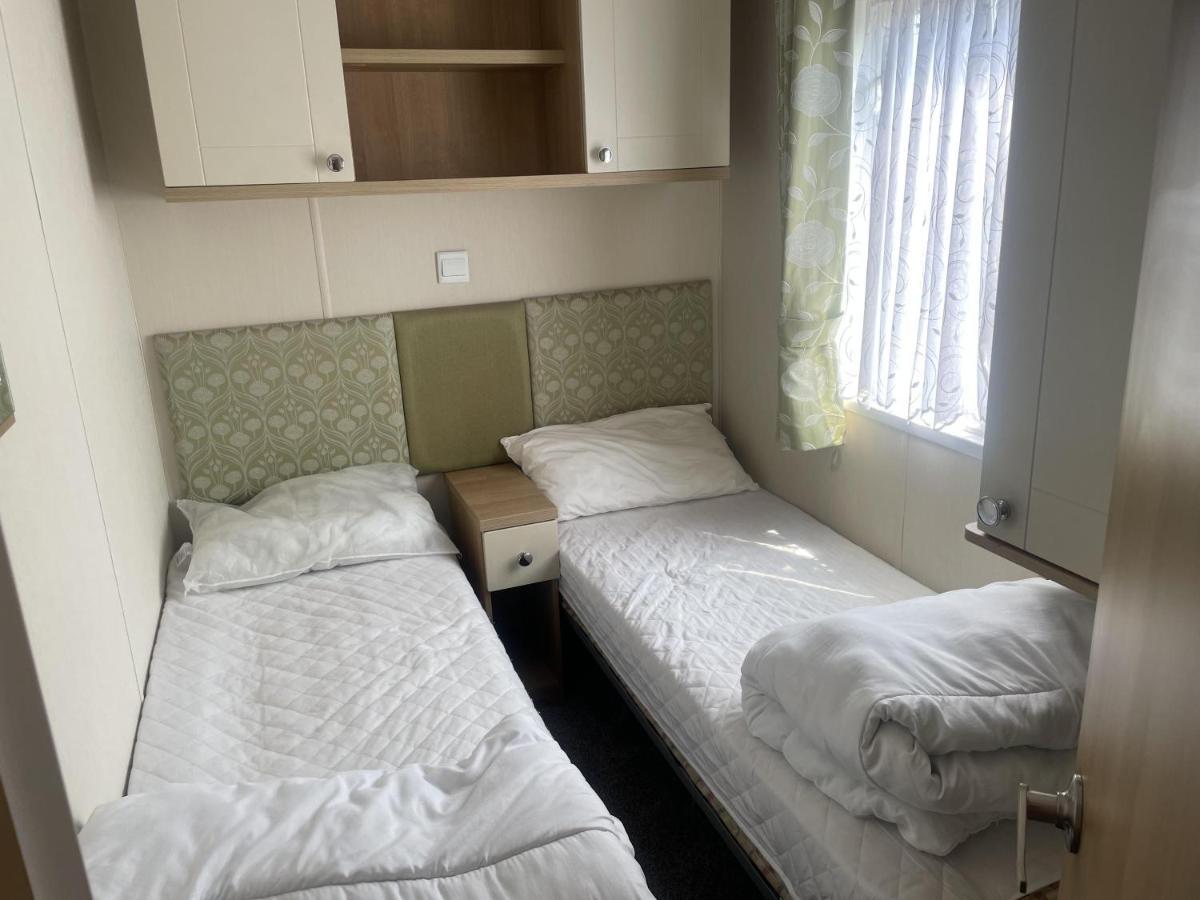 Stunning 3-Bed Caravan In Clacton-On-Sea Exterior photo