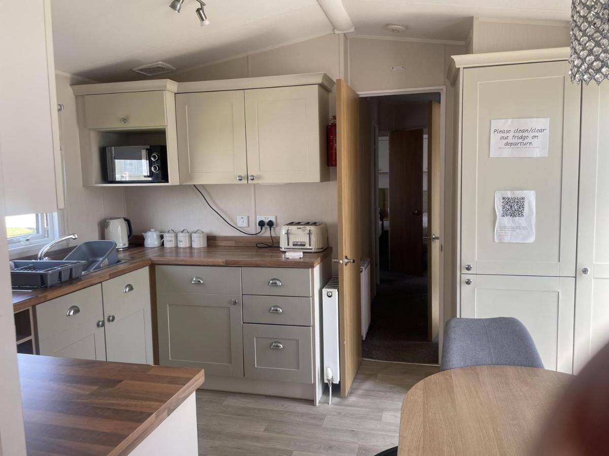 Stunning 3-Bed Caravan In Clacton-On-Sea Exterior photo