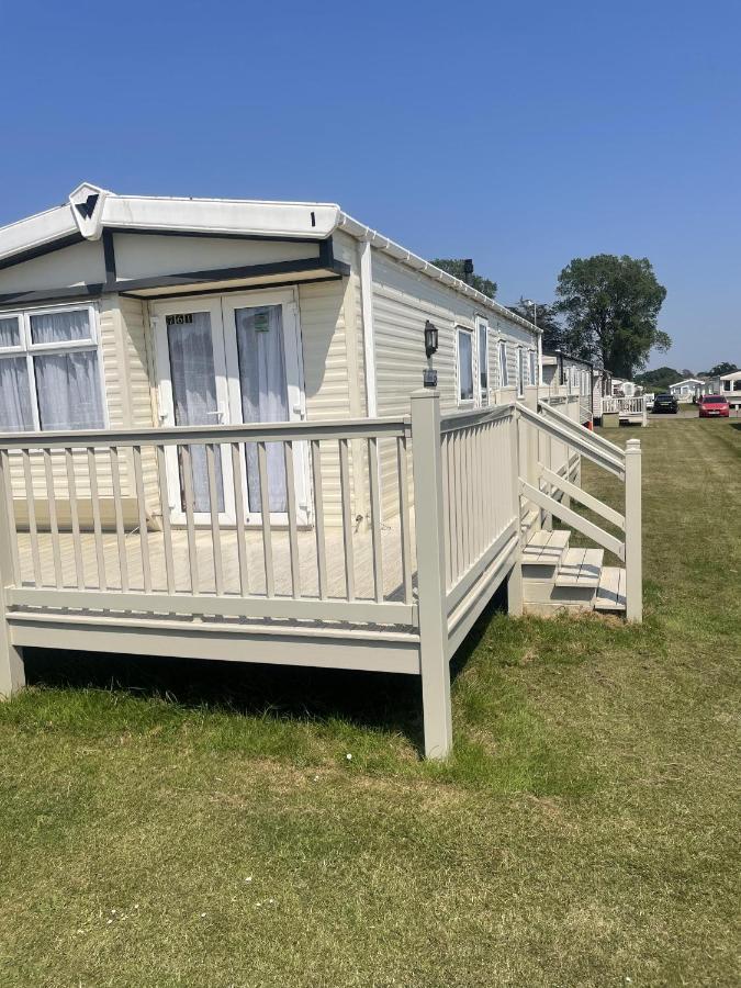 Stunning 3-Bed Caravan In Clacton-On-Sea Exterior photo