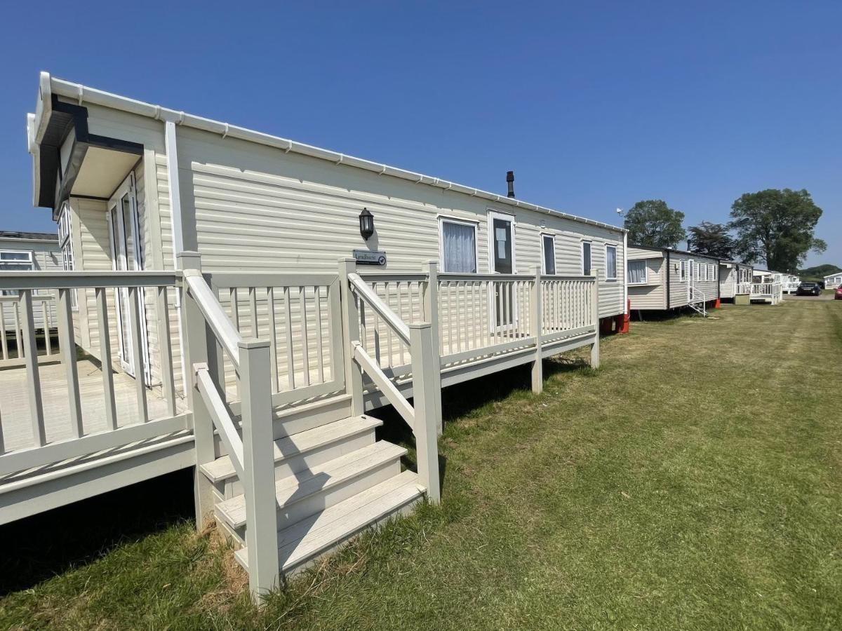 Stunning 3-Bed Caravan In Clacton-On-Sea Exterior photo